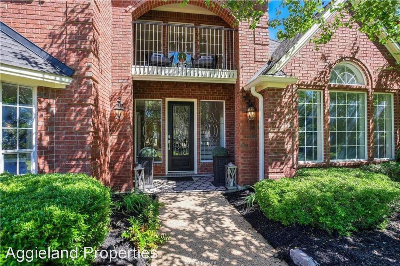 1107 Royal Adelade Dr - Photo 2 of 48