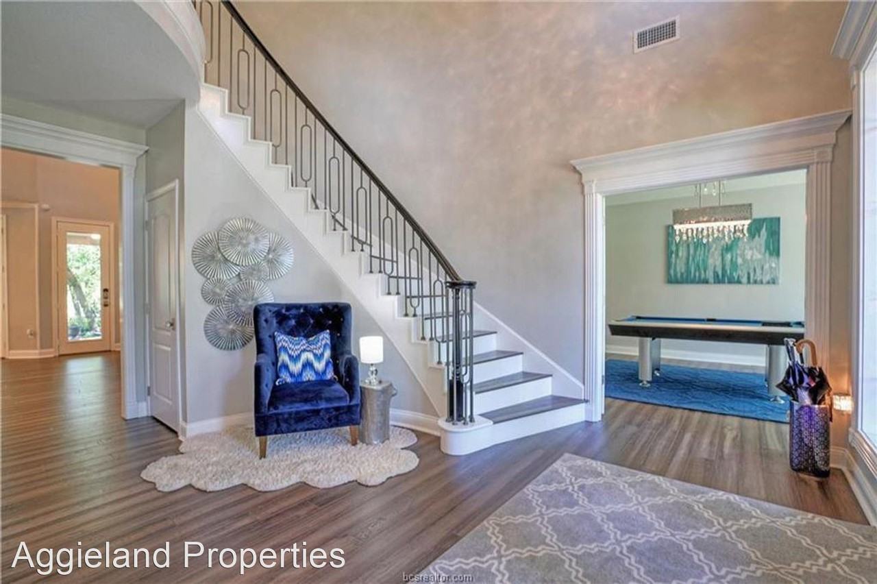 1107 Royal Adelade Dr - Photo 3 of 48