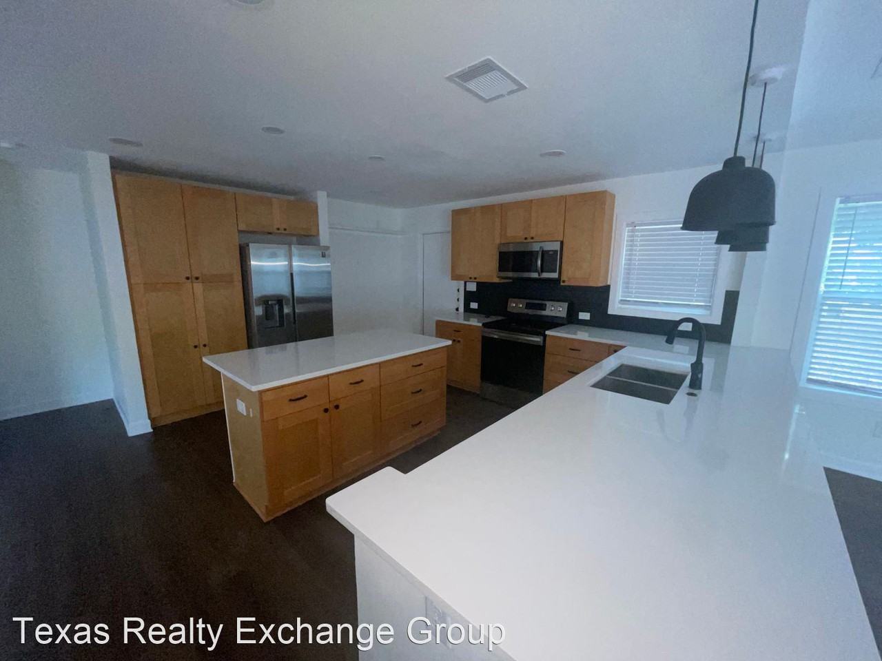 230 Glenmore St - Photo 3 of 10