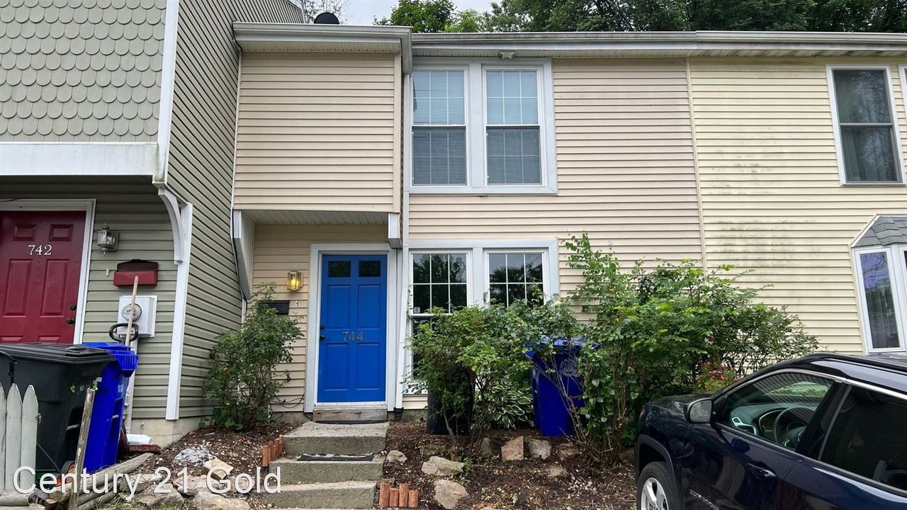 744 Summit Chase Dr - Photo 2 of 31