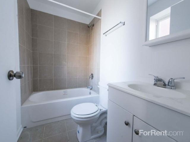 4815 W Monroe Street Apartments - Photo 3 of 9