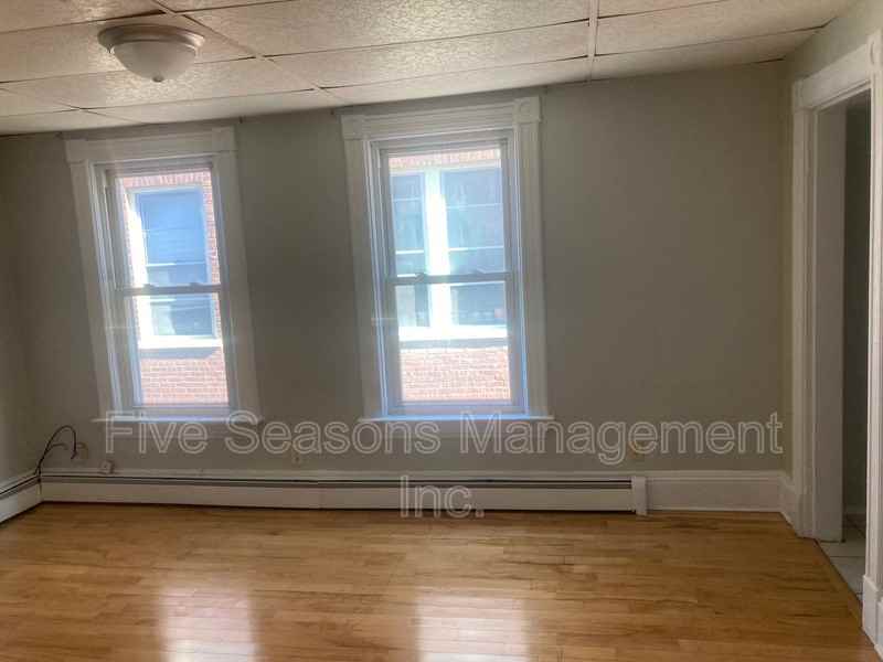 94 N Winooski Ave - Photo 4 of 13