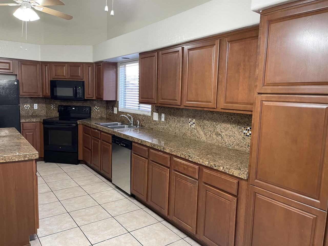 6607 N 89th Ave - Photo 5 of 37