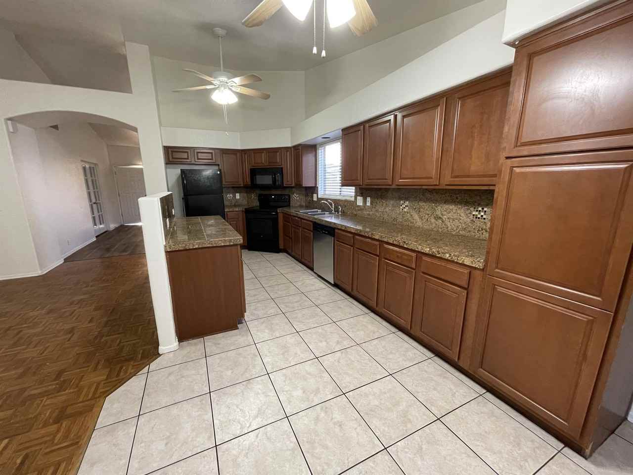 6607 N 89th Ave - Photo 6 of 37