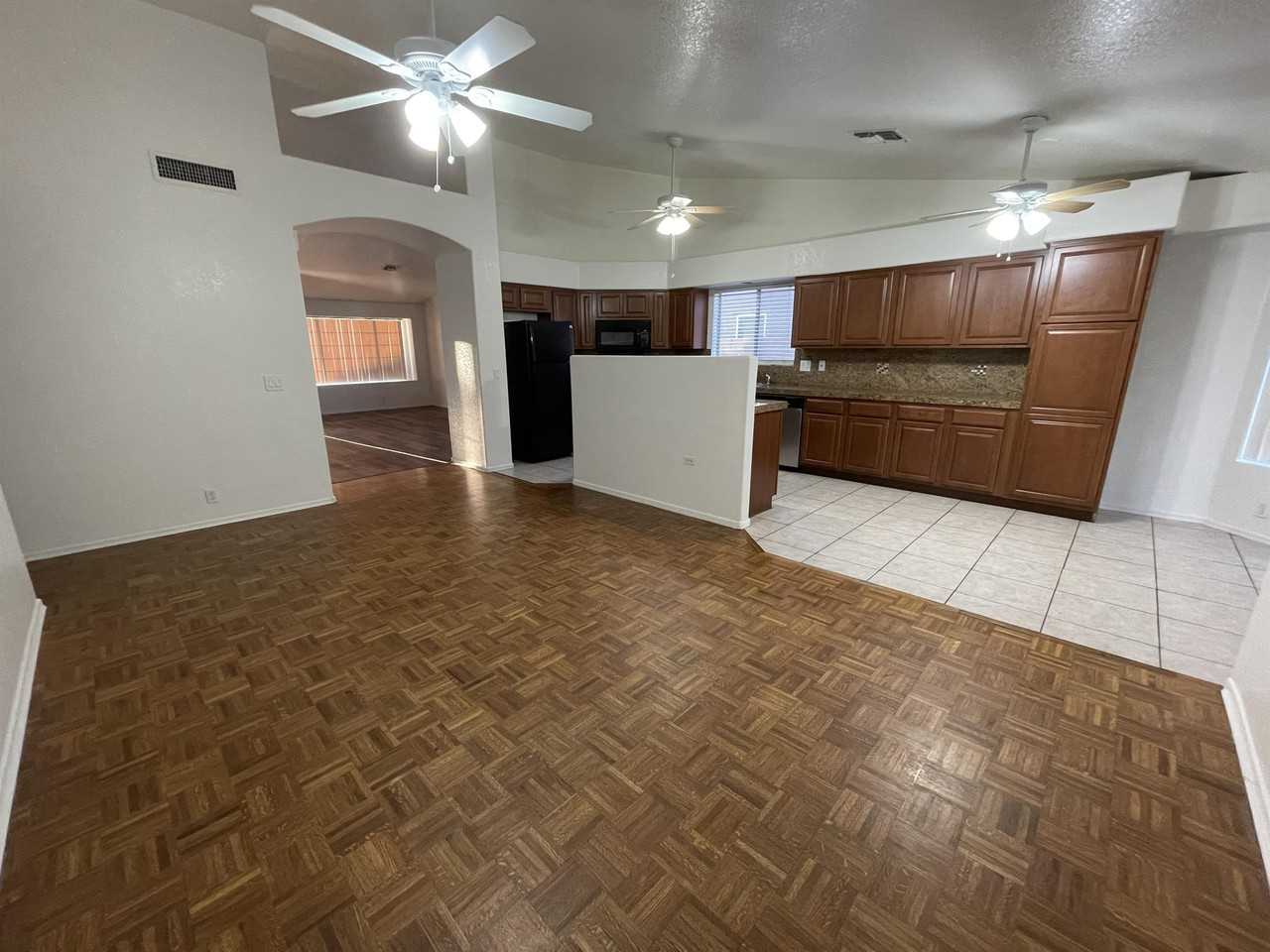 6607 N 89th Ave - Photo 7 of 37