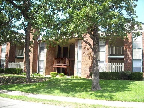 Oakway Manor - Photo 3 of 6