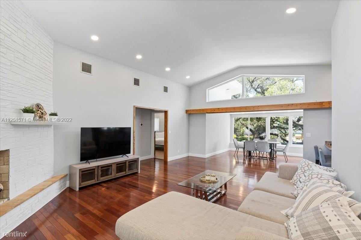 2570 Ne 200th St #0 - Photo 3 of 17