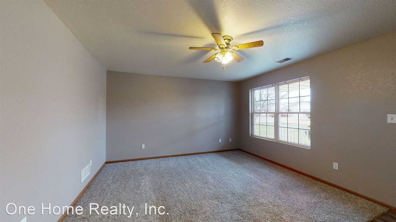 300 N Dogwood - Photo 2 of 10