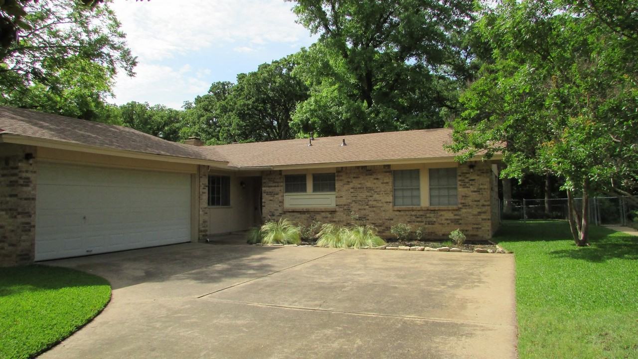 2603 Greenwood Ln - Photo 3 of 23