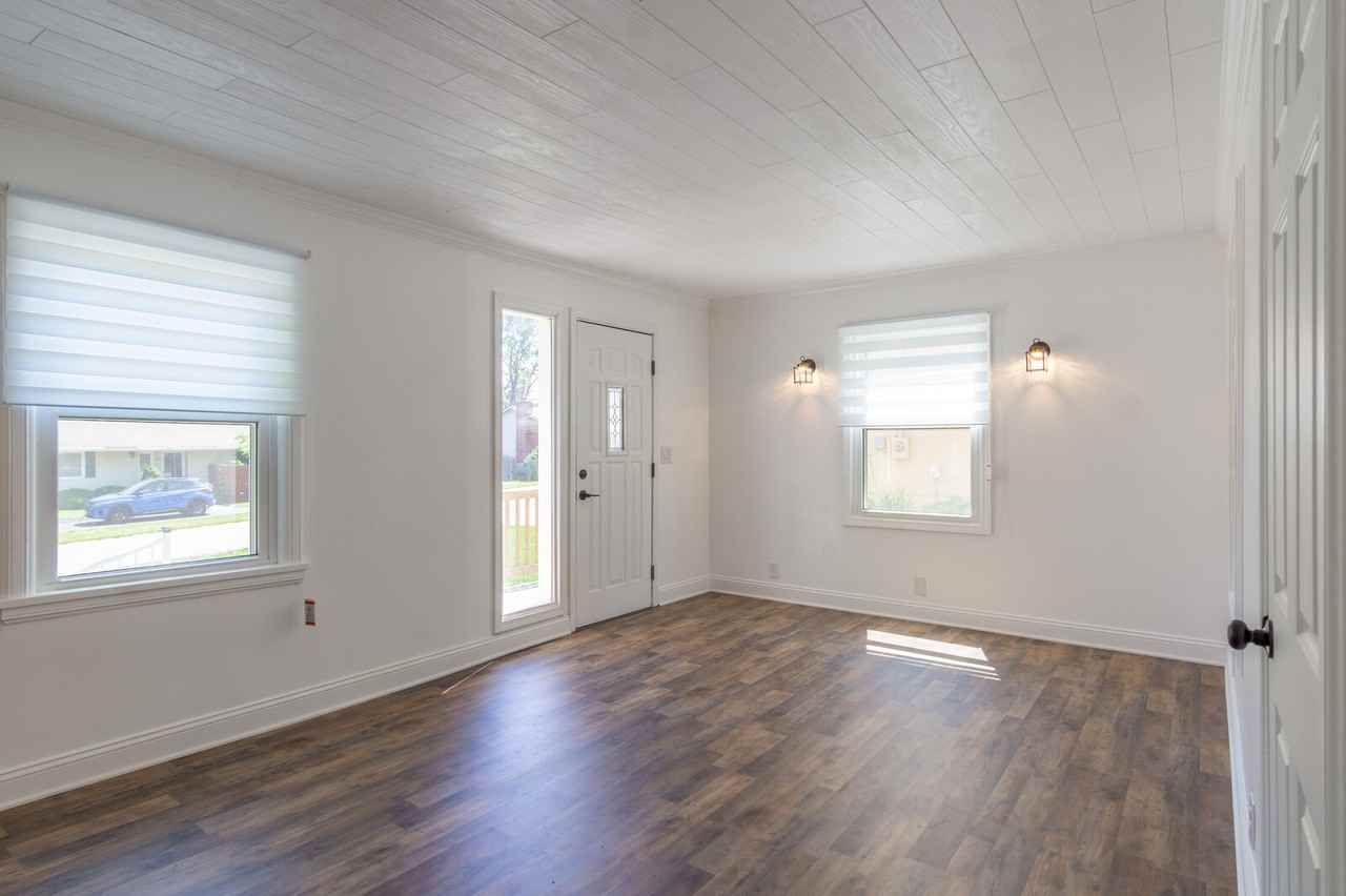 906 W 101st Ter - Photo 3 of 36