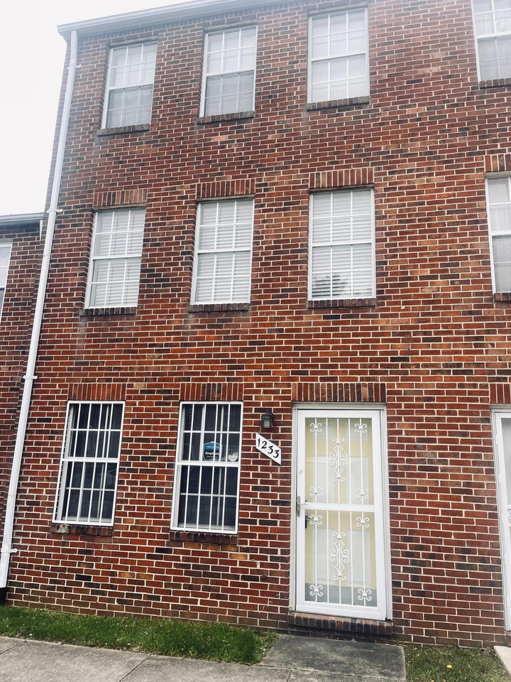 1233 Ashland Ave - Photo 3 of 3