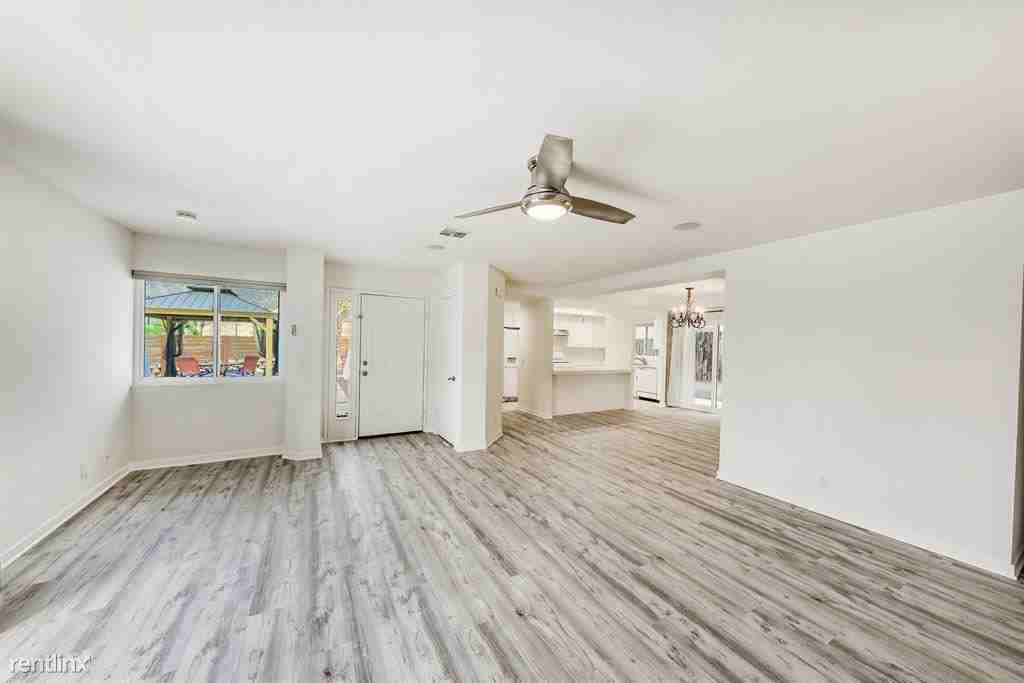 54255 Eisenhower Dr - Photo 3 of 10