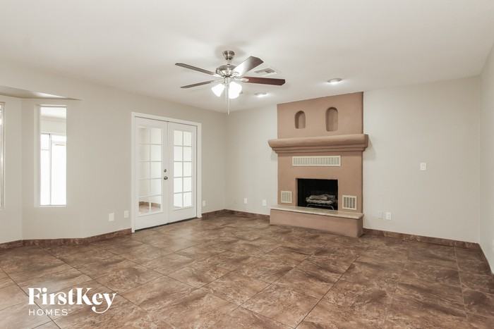 7326 W Jenan Dr - Photo 3 of 15