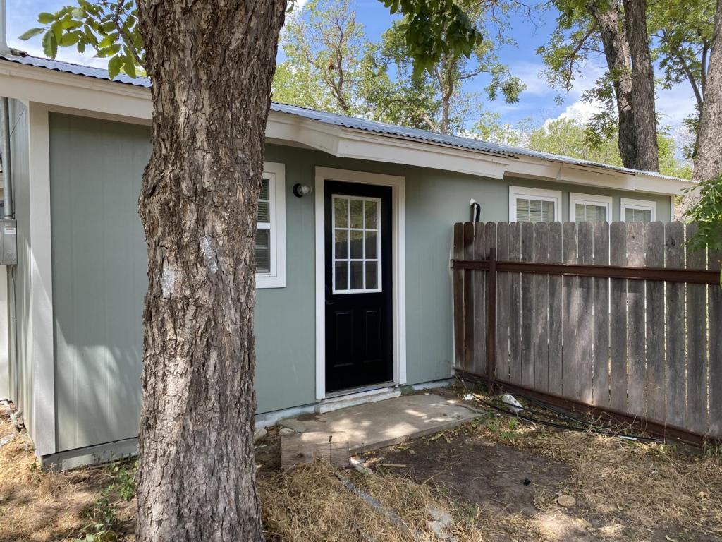 407 S 6th St - Photo 2 of 14