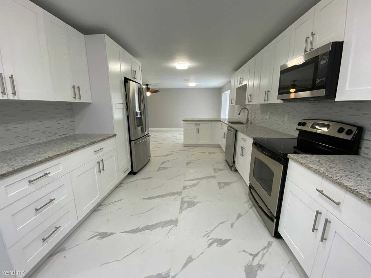 1128 Sw 26th Ave - Photo 2 of 13