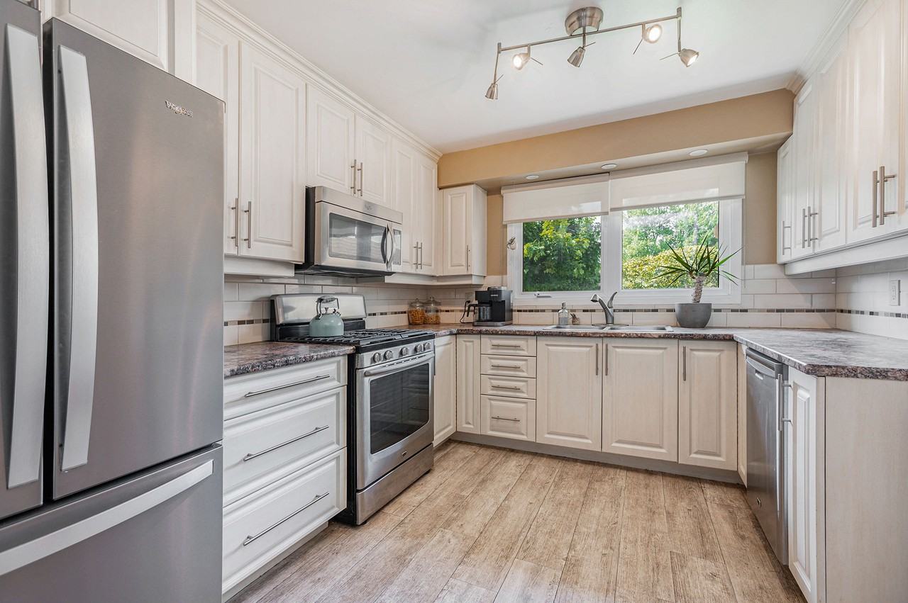 1387 Cedarcroft Crescent - Photo 2 of 27