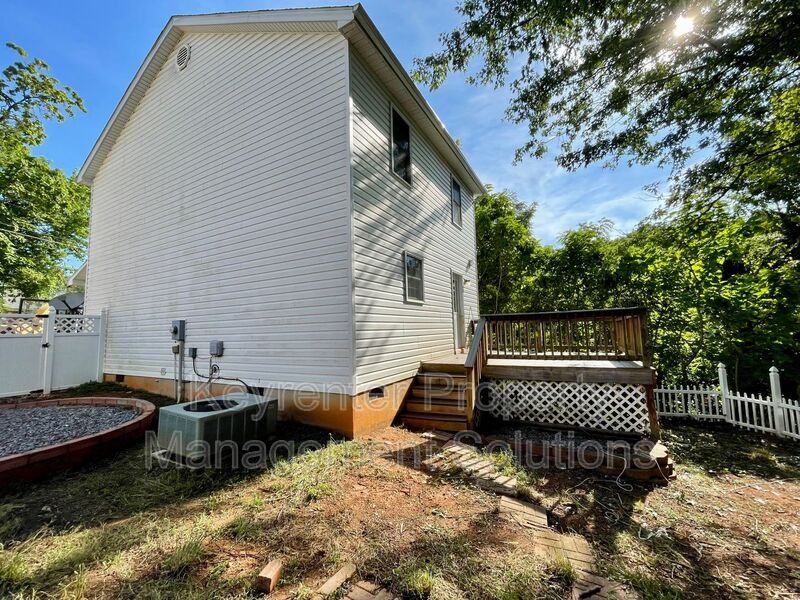 1008 Jackson St - Photo 2 of 15
