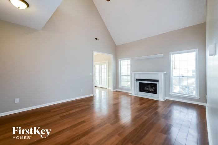 1633 Windsor Ln - Photo 3 of 15