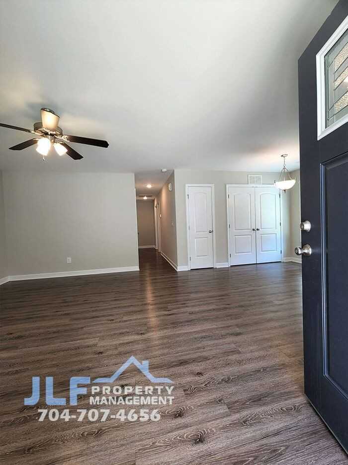 663 Wilson St - Photo 3 of 21