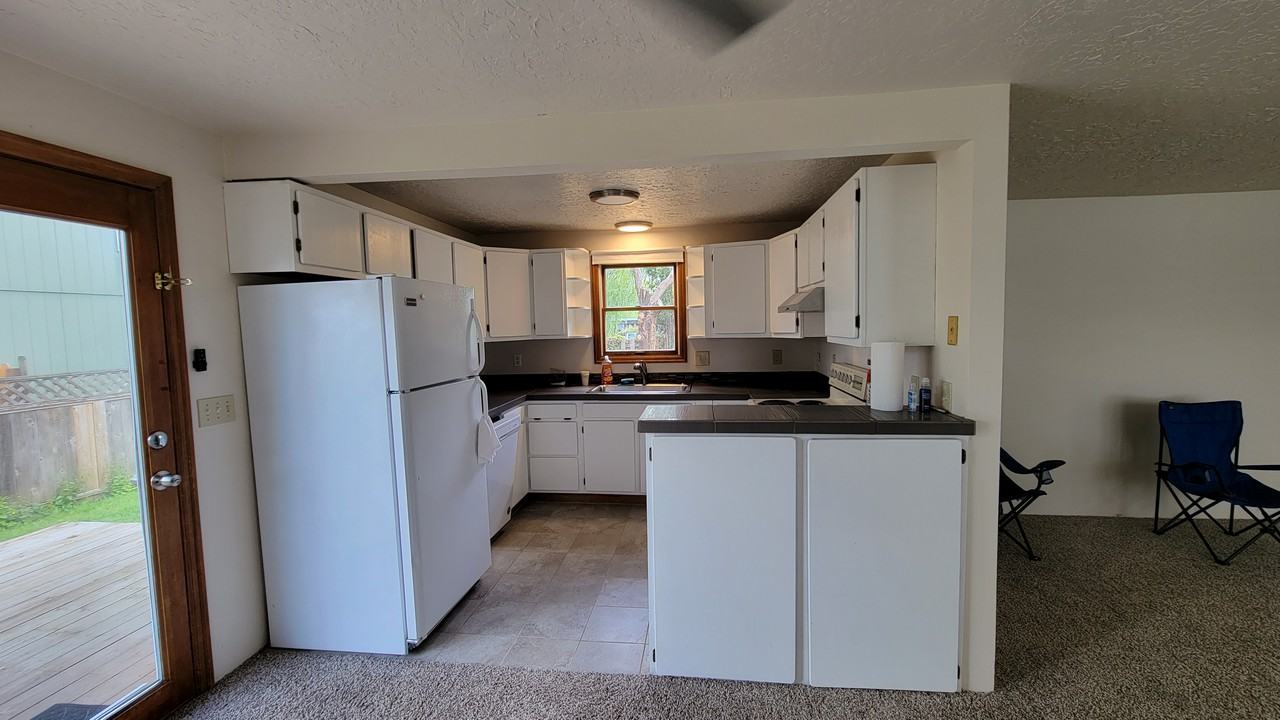 1744 45th Ave Ne - Photo 3 of 8