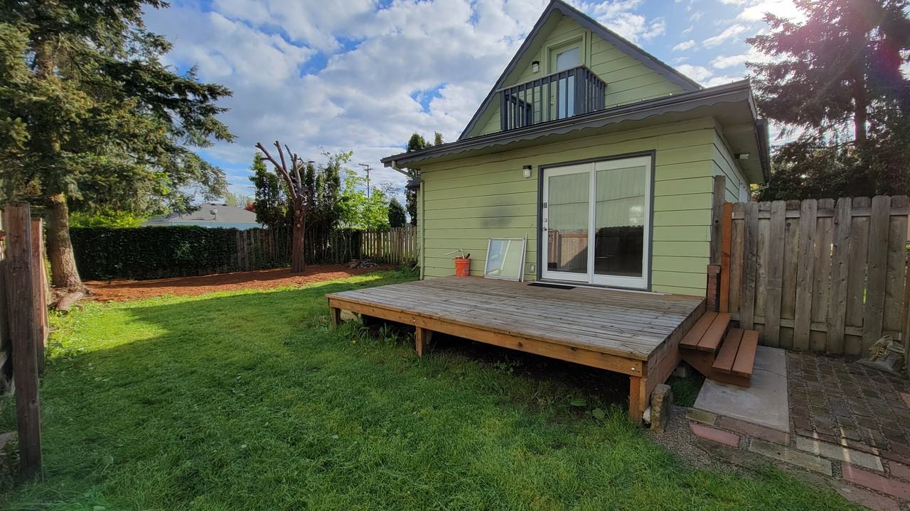 1744 45th Ave Ne - Photo 2 of 8