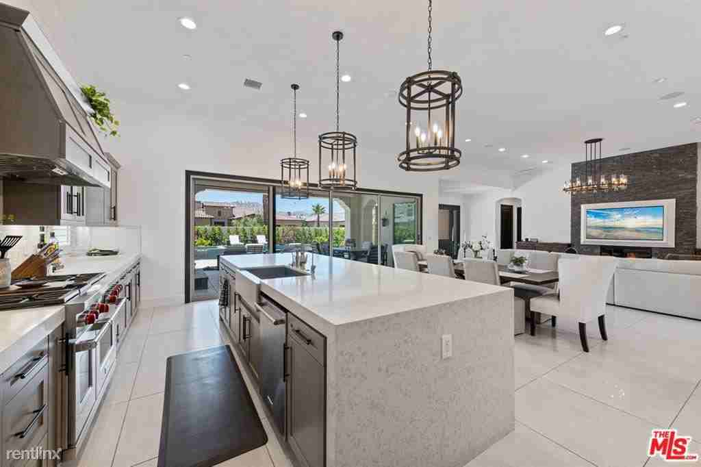 55140 Spring Creek Ct - Photo 3 of 10