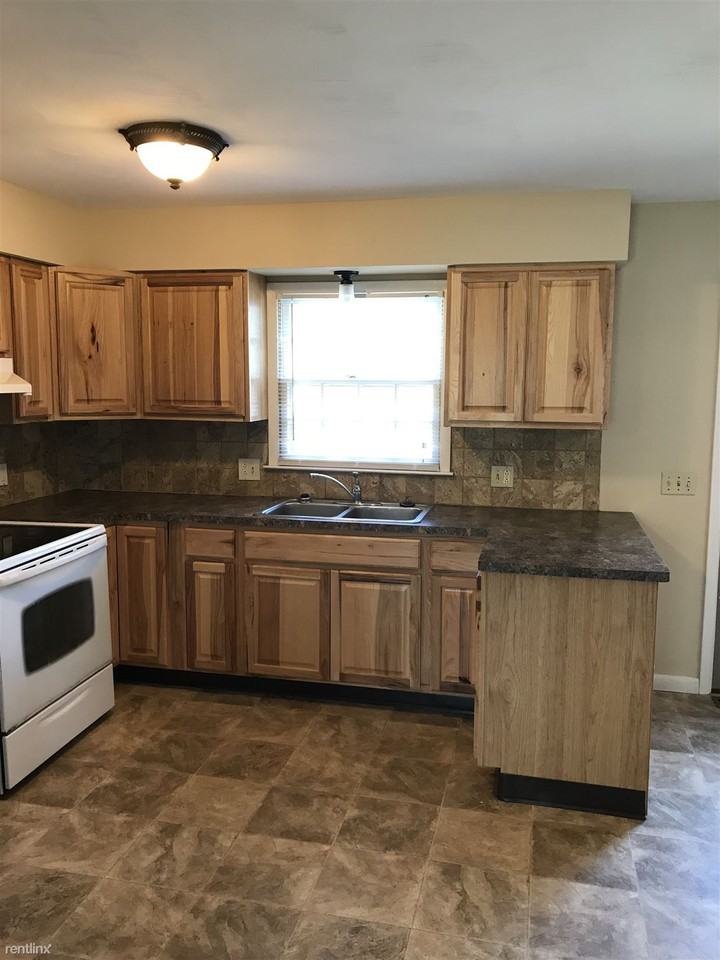 1016 Columbus Cir N - Photo 2 of 3