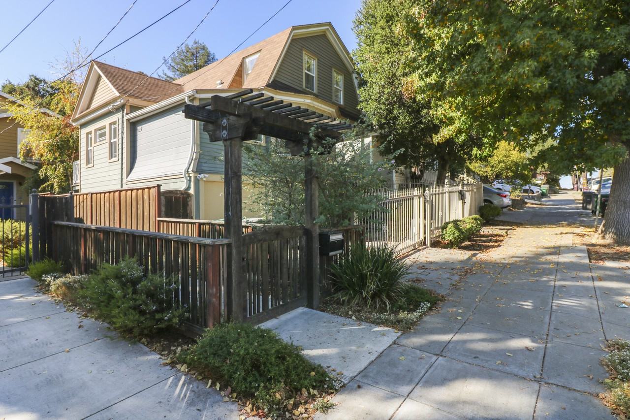 3245 Davis St - Photo 3 of 38