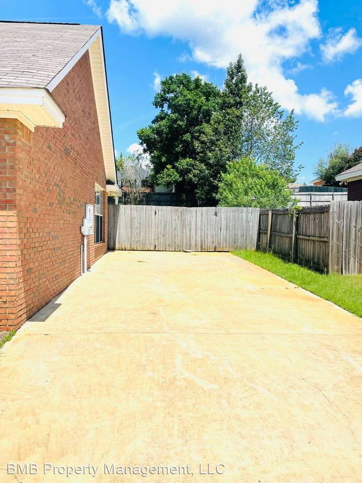525 Breckinridge Ln - Photo 2 of 16