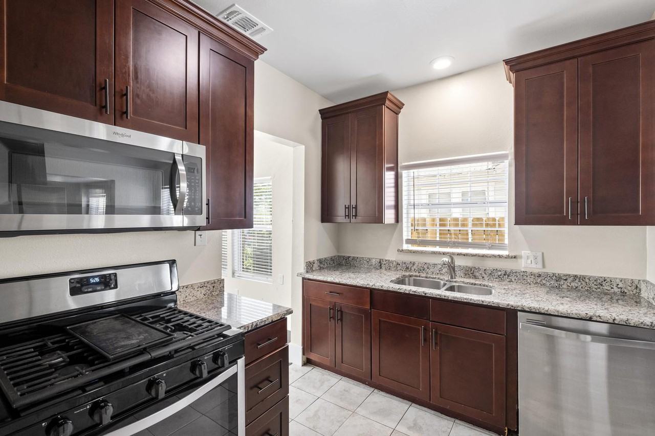 1706 Michigan Ave - Photo 4 of 16