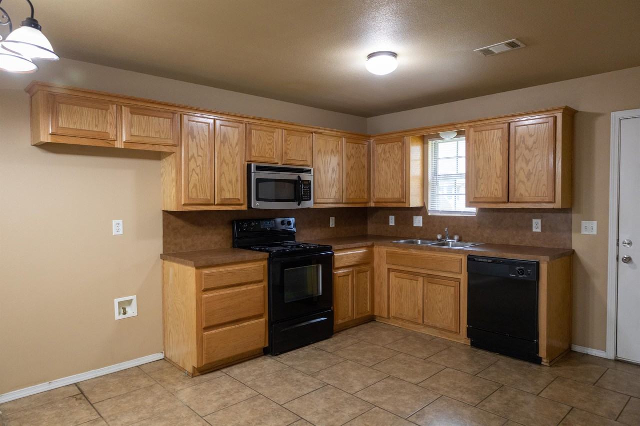402 S Main St #B - Photo 3 of 8
