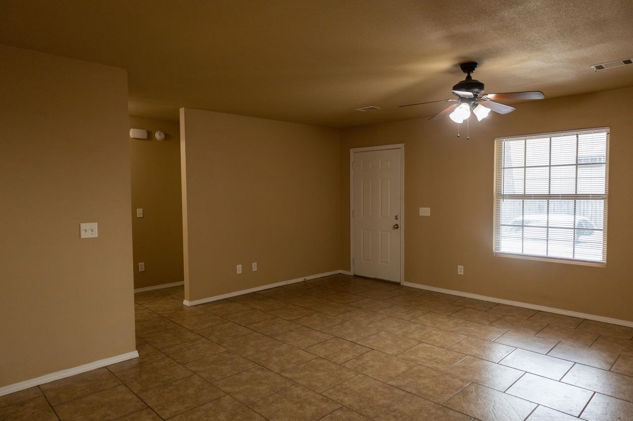 402 S Main St #B - Photo 4 of 8