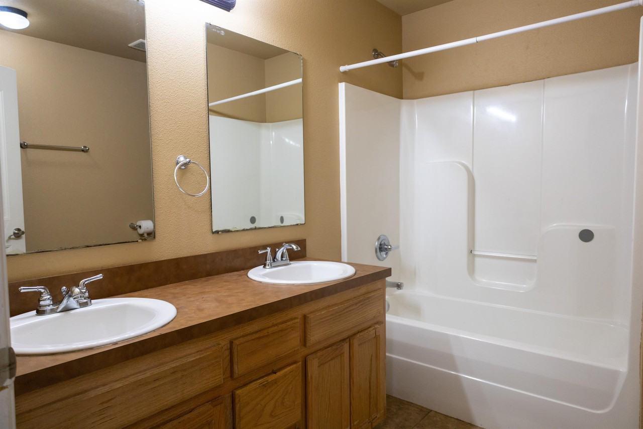 402 S Main St #B - Photo 5 of 8