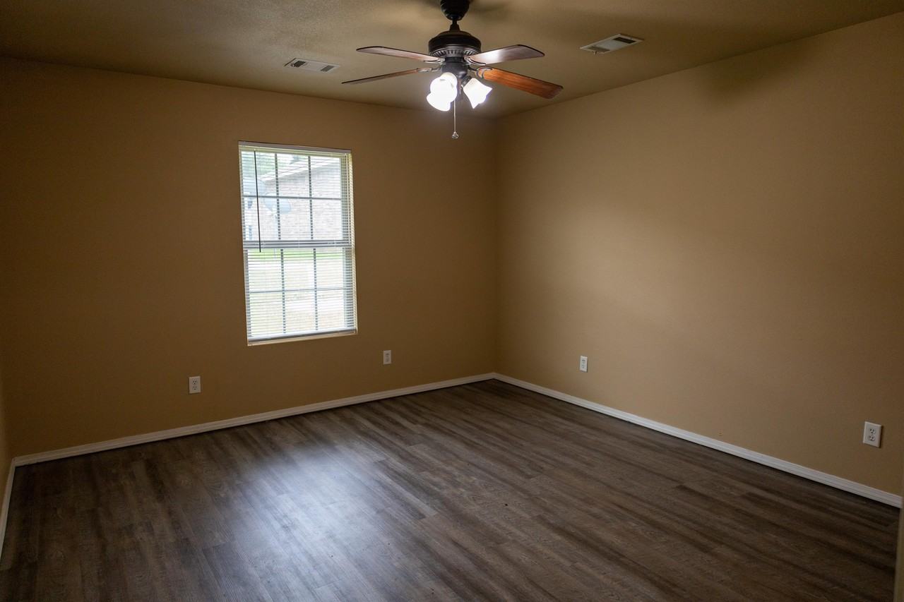 402 S Main St #B - Photo 6 of 8