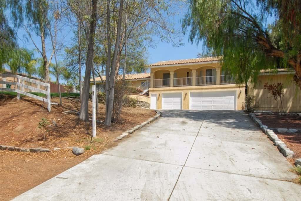 14190 Laurel Dr - Photo 2 of 33