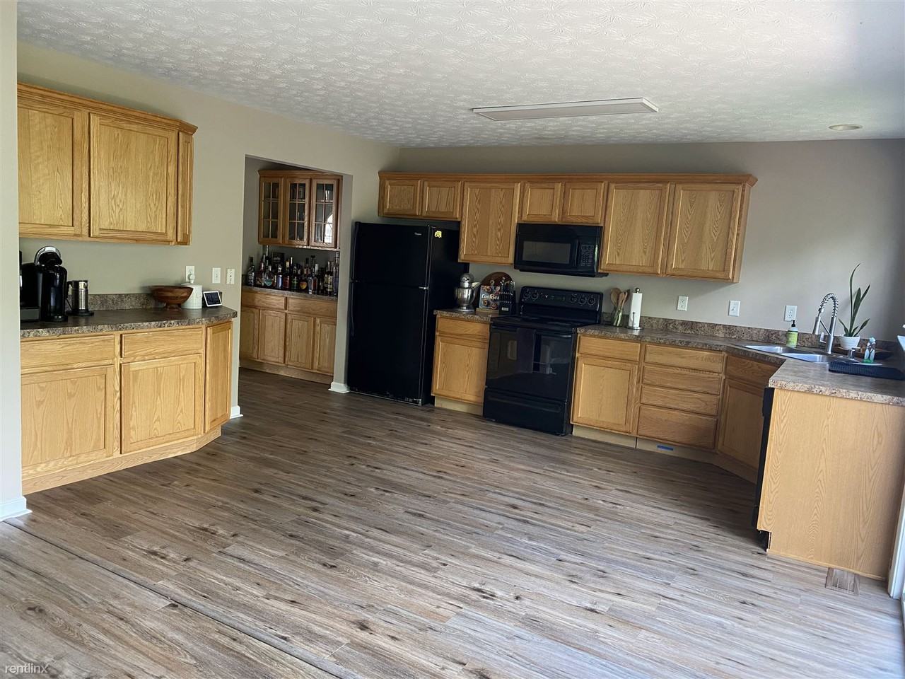 1812 Rosecrans Cir - Photo 3 of 10