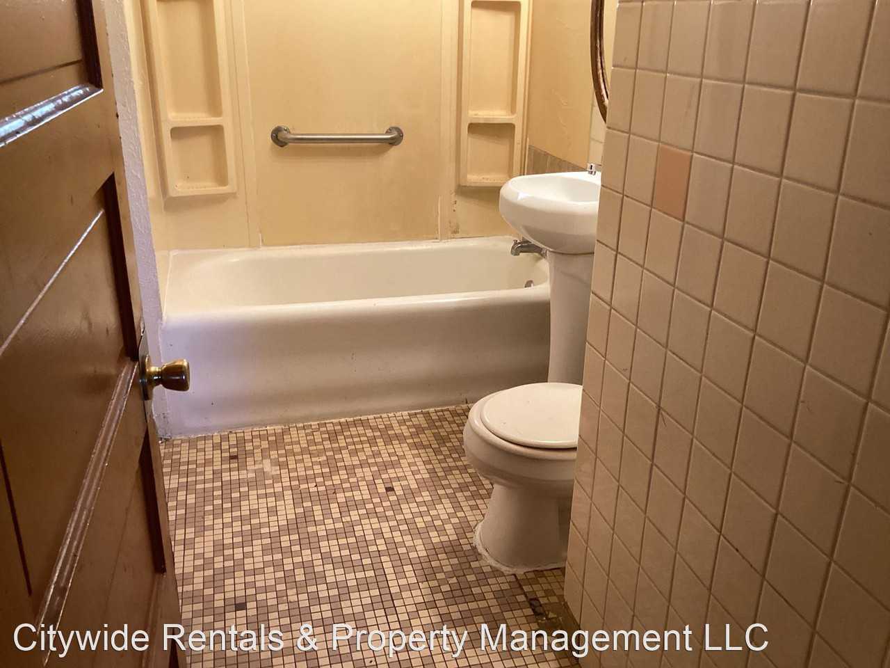 3291 N 40th St - Photo 3 of 6