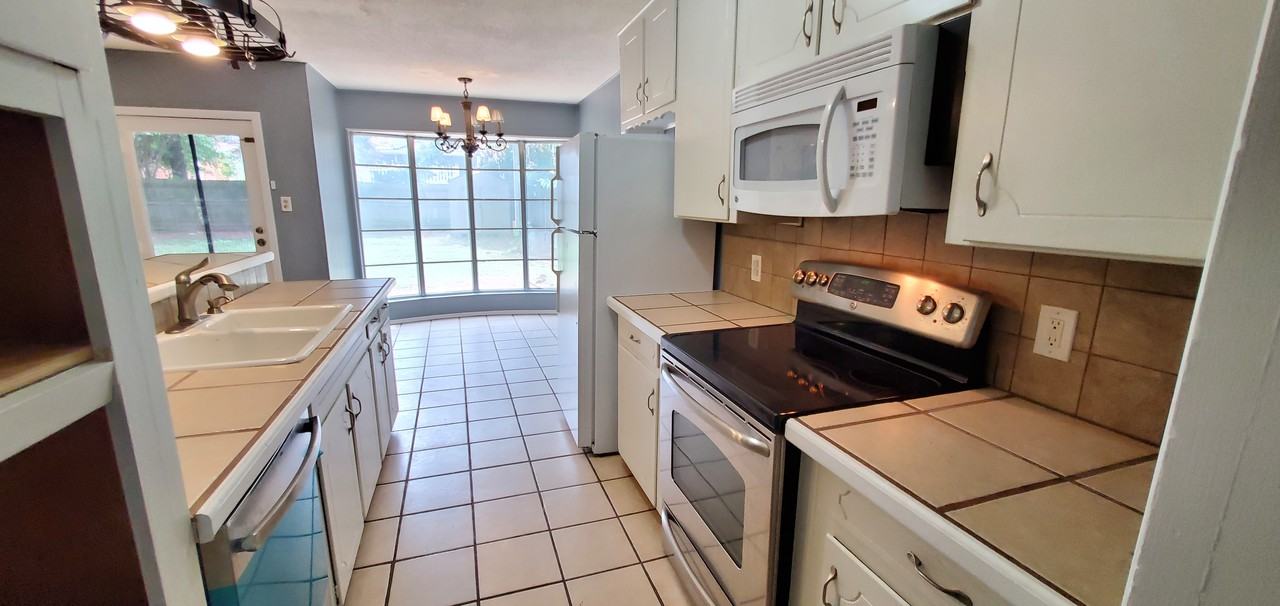 1801 Sagebrush Trl - Photo 2 of 13