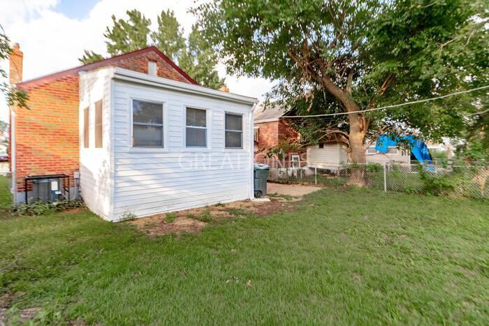 1538 Eton Ln - Photo 3 of 18