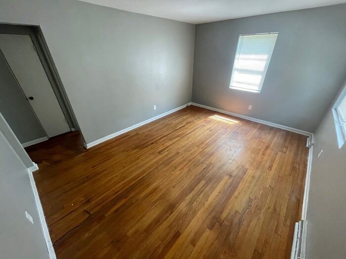 1108 Silverton Ct - Photo 3 of 10