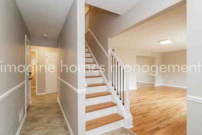 1558 Rockhurst Ln - Photo 3 of 21