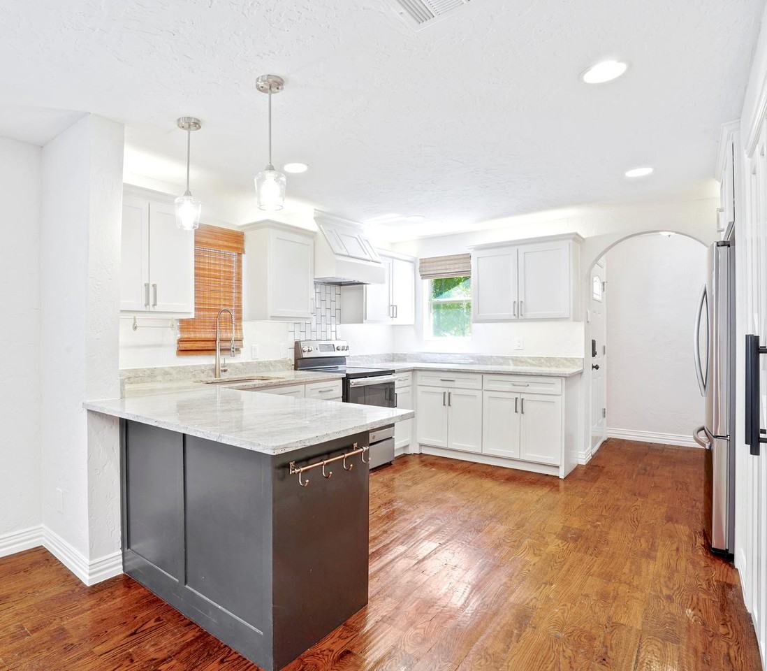 Vibrant North Oak Cliff home with private backyard oasis - Photo 5 of 17