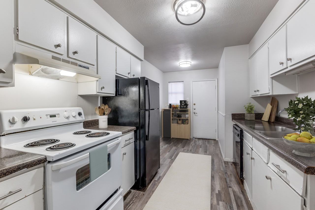 z-091423-Berkshire Square - Photo 3 of 14