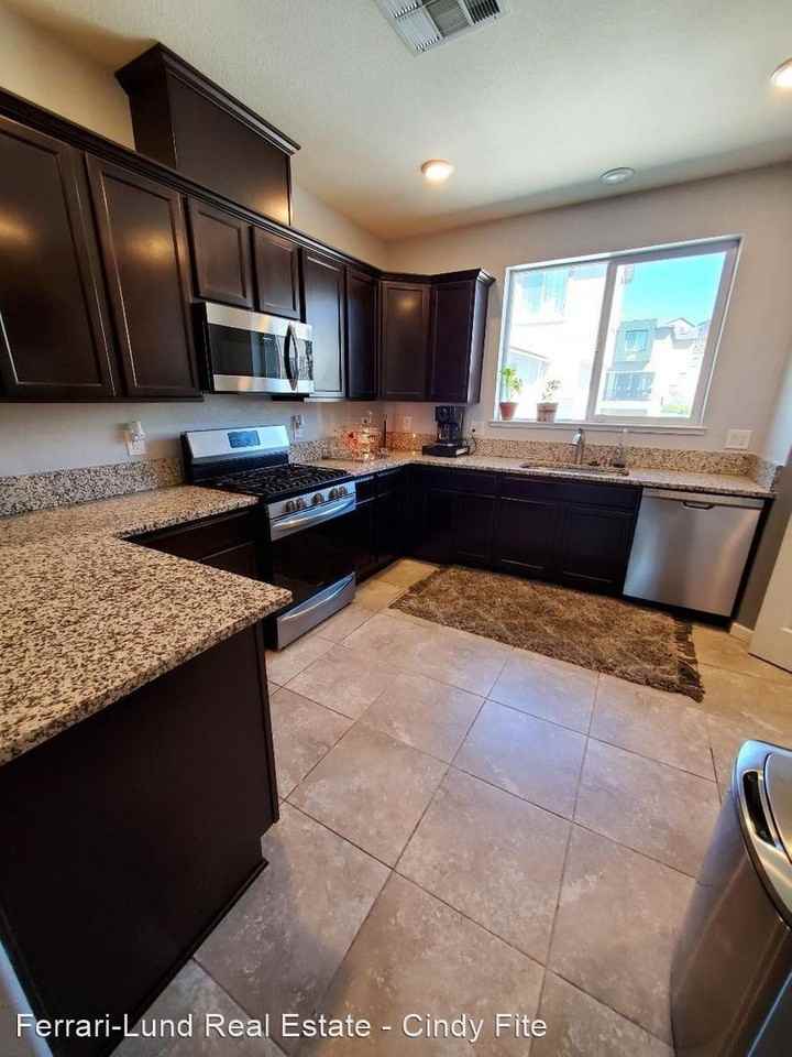 3197 Sterling Ridge Cir - Photo 2 of 12