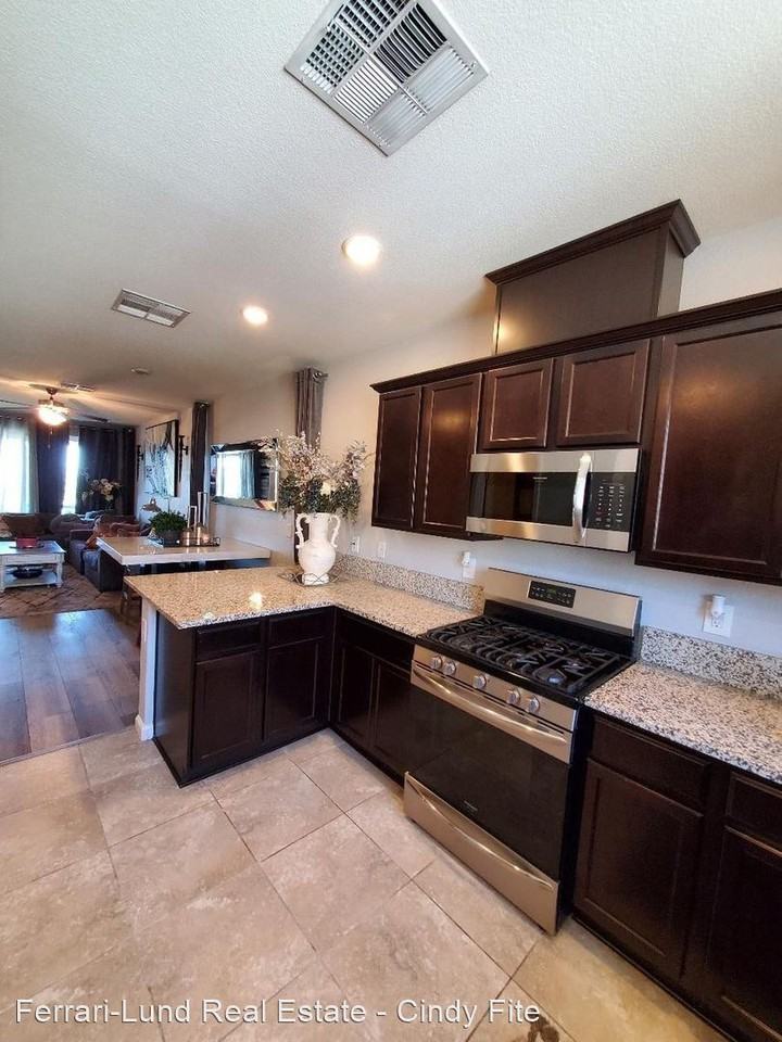 3197 Sterling Ridge Cir - Photo 3 of 12