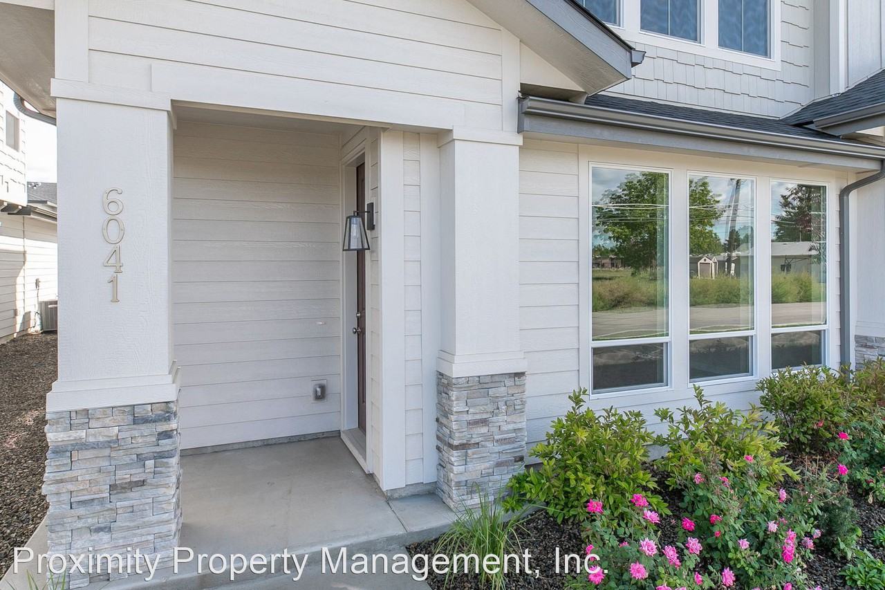 6061 N Masago Ave - Photo 2 of 19