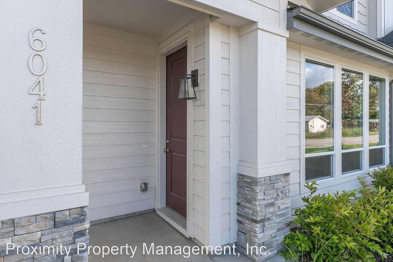 6061 N Masago Ave - Photo 3 of 19