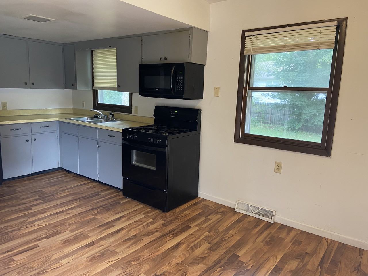 None 584/586 Hayes - Photo 2 of 2