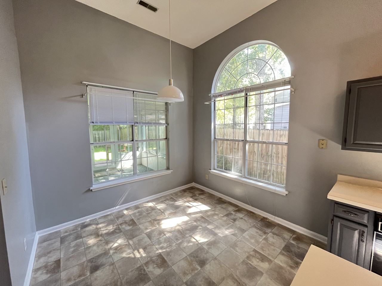 102 Clarendon Ct - Photo 2 of 12