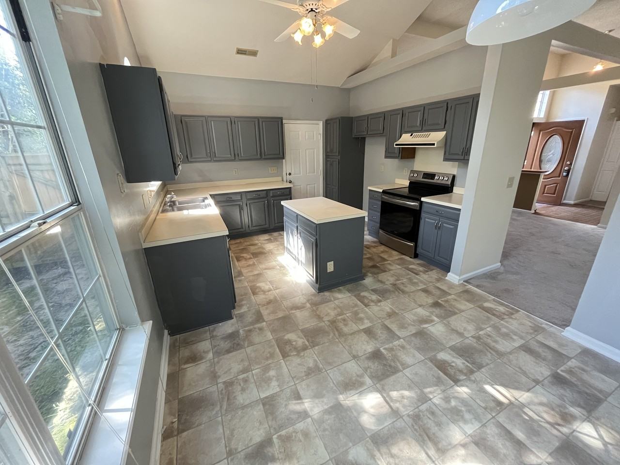 102 Clarendon Ct - Photo 3 of 12